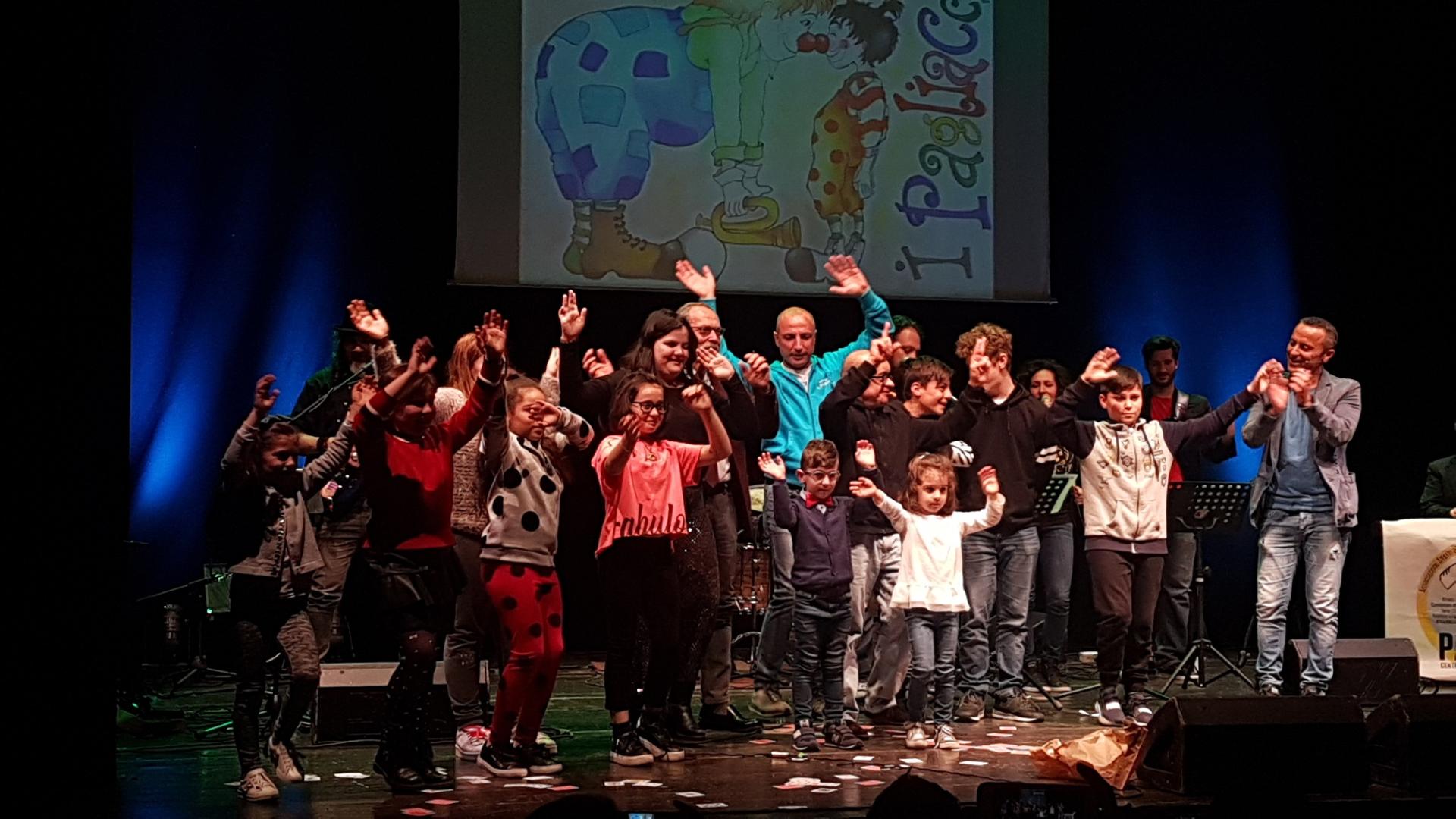 Sul palco del teatro Secci si festeggiano i 10 anni di vita de I Pagliacci