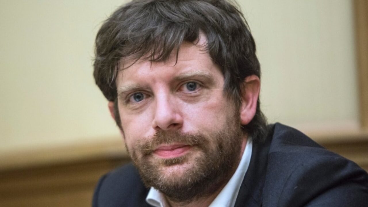 Pippo Civati Presenta I Libri Della Sua Casa Editrice People Ma Lancia L Allarme Non Comprate Auto Elettriche Vivo Umbria