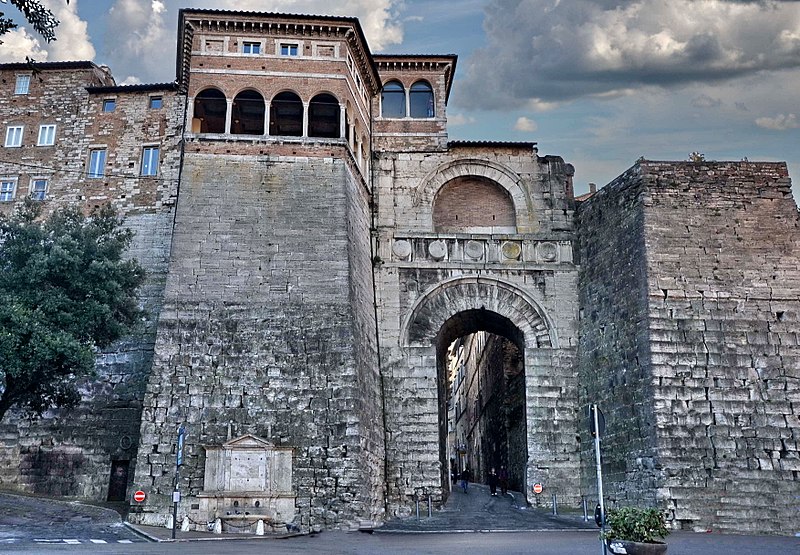 Arco Etrusco - Fonte: Wikimedia Autore: Ciclista Licenza: CC BY-SA 3.0 Unported