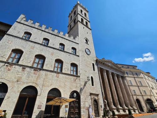 Assisi-piazza-del-Comune_foto-fracec