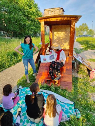 La lettura drammatizzata di Irene Loesch e Elisa Gabrielli (Ass. Progetto Mandela) al parco di Via delle Palme a Terni