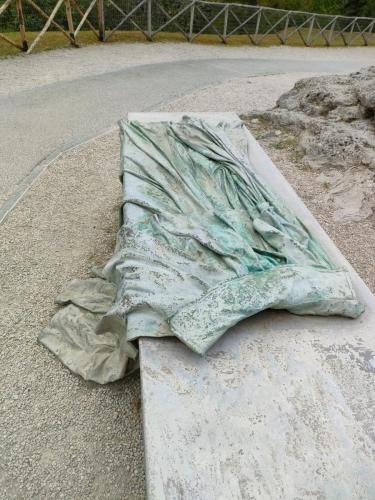 Monumento Lord Byron mantello 2